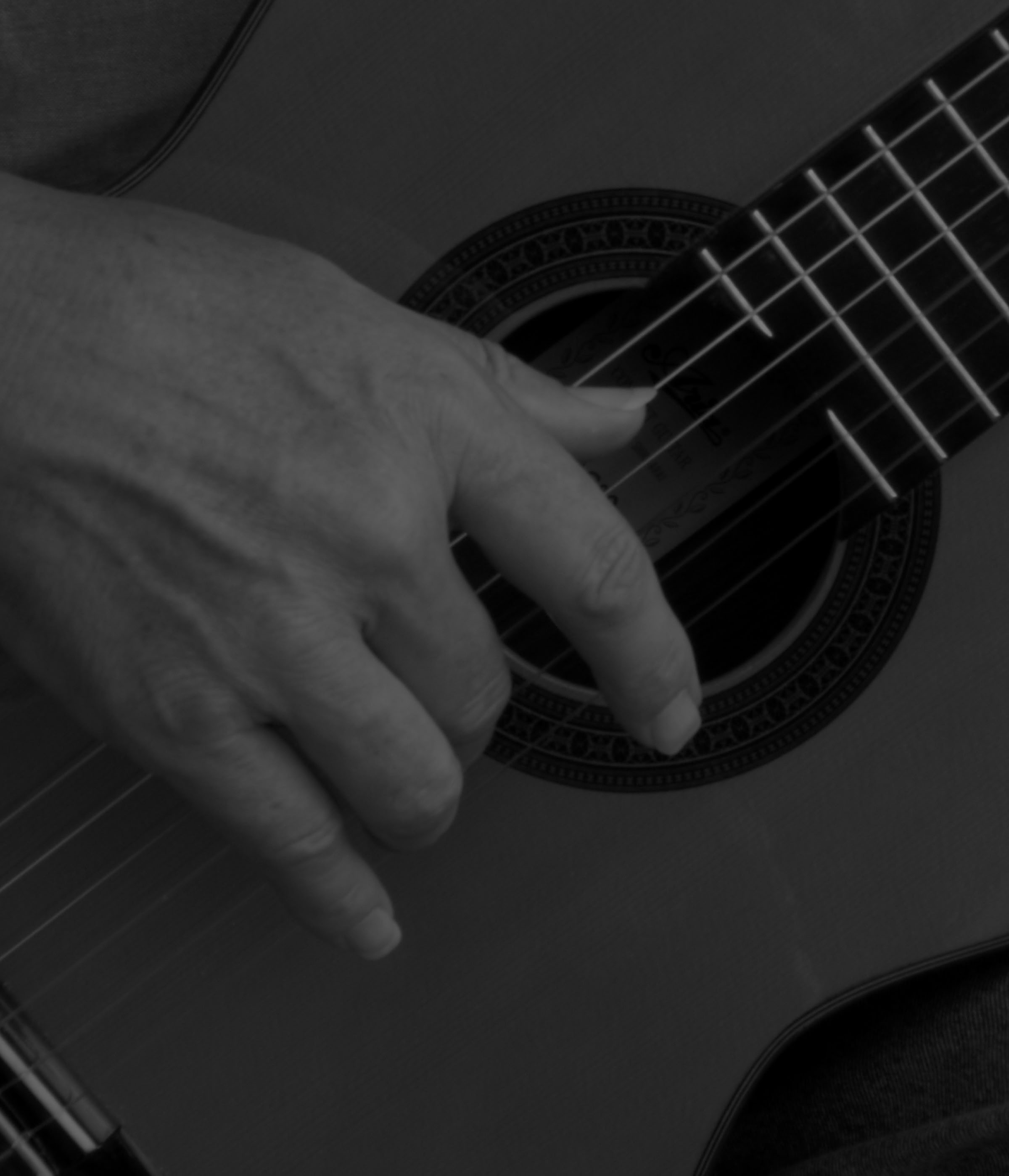 Gitarre mit Hand die zupft, Gitarre, akustische Gitarre, Musik, Noten, PDF, MP3, music, max, musicmax, klassisch, Klassik, Blues, traditional, Band, instrumental, Ensemble, Songs